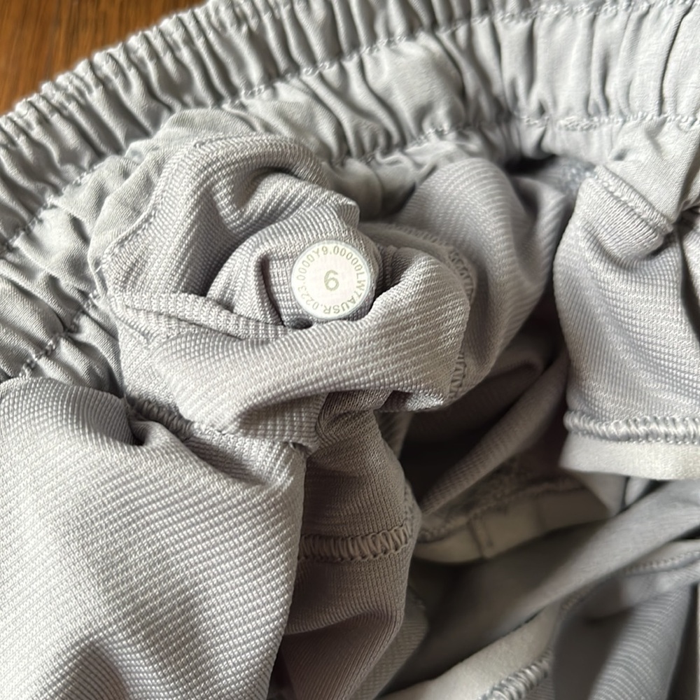 LULULEMON RHINO GREY HOTTY HOT SHORTS 2.5 - Picture 3 of 4